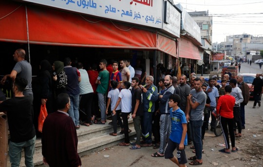 بالصور.. عشرات المواطنين يصطفون أمام أحد المخابز وسط قطاع غزة لشراء الخبز