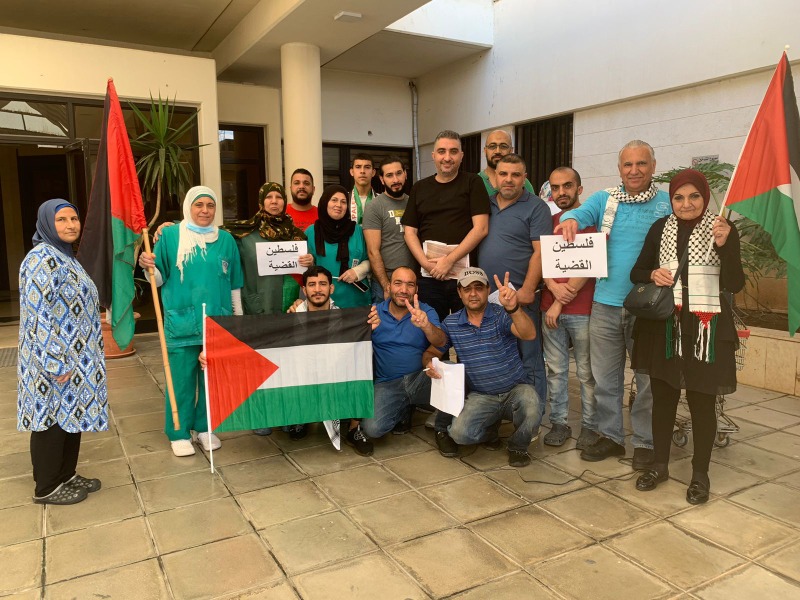 موظفو مستشفى صيدا الحكومي خلال الوقفة التضامنية ضد العدوان على غزة: إبادة جماعية ترتكب بحق الشعب الفلسطيني