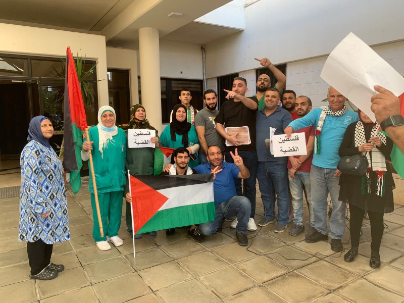 موظفو مستشفى صيدا الحكومي خلال الوقفة التضامنية ضد العدوان على غزة: إبادة جماعية ترتكب بحق الشعب الفلسطيني