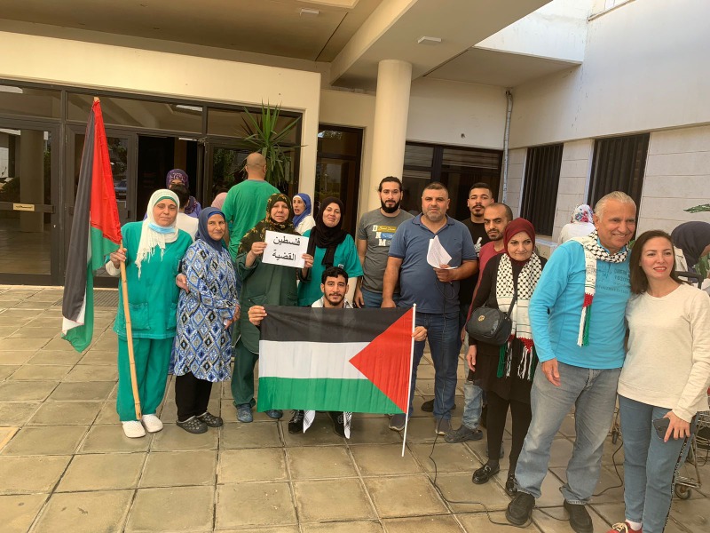 موظفو مستشفى صيدا الحكومي خلال الوقفة التضامنية ضد العدوان على غزة: إبادة جماعية ترتكب بحق الشعب الفلسطيني
