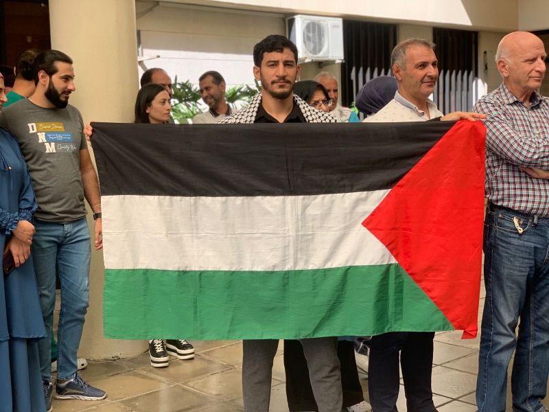موظفو مستشفى صيدا الحكومي خلال الوقفة التضامنية ضد العدوان على غزة: إبادة جماعية ترتكب بحق الشعب الفلسطيني