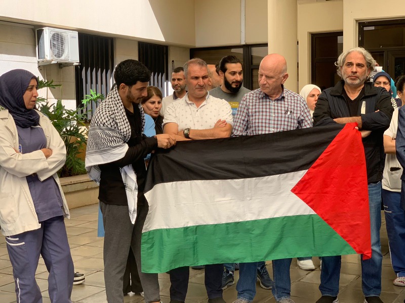 موظفو مستشفى صيدا الحكومي خلال الوقفة التضامنية ضد العدوان على غزة: إبادة جماعية ترتكب بحق الشعب الفلسطيني