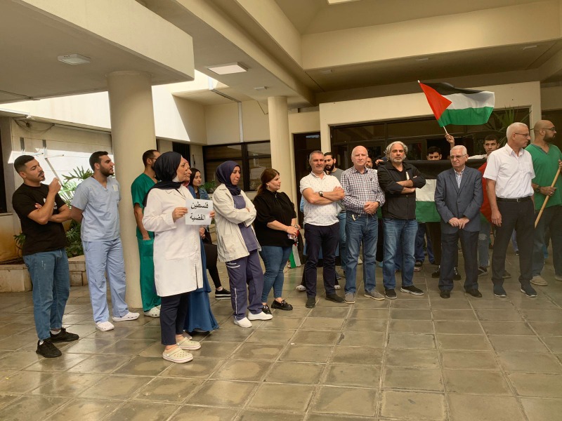 موظفو مستشفى صيدا الحكومي خلال الوقفة التضامنية ضد العدوان على غزة: إبادة جماعية ترتكب بحق الشعب الفلسطيني