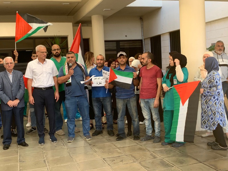 موظفو مستشفى صيدا الحكومي خلال الوقفة التضامنية ضد العدوان على غزة: إبادة جماعية ترتكب بحق الشعب الفلسطيني