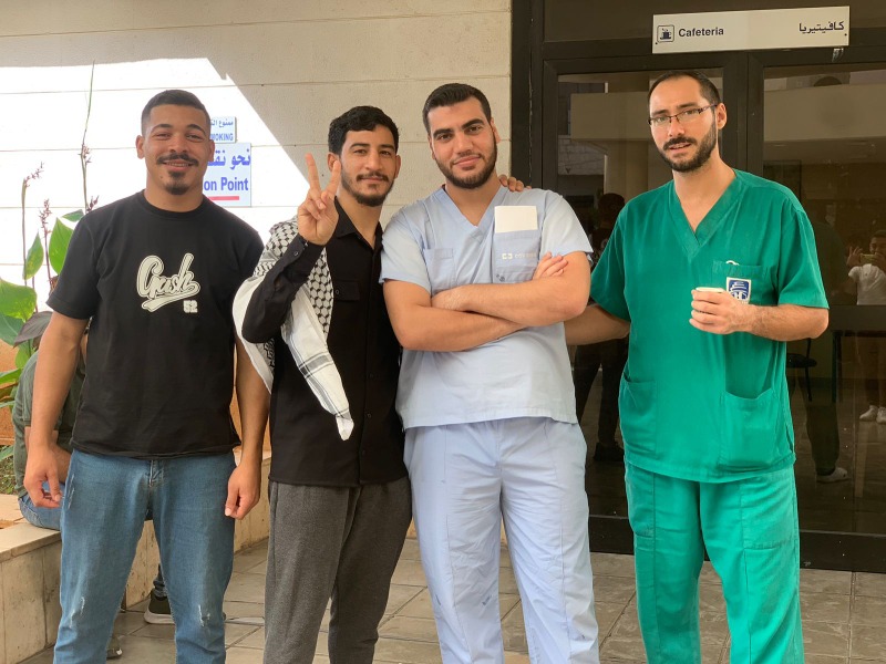 موظفو مستشفى صيدا الحكومي خلال الوقفة التضامنية ضد العدوان على غزة: إبادة جماعية ترتكب بحق الشعب الفلسطيني