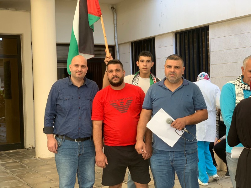 موظفو مستشفى صيدا الحكومي خلال الوقفة التضامنية ضد العدوان على غزة: إبادة جماعية ترتكب بحق الشعب الفلسطيني