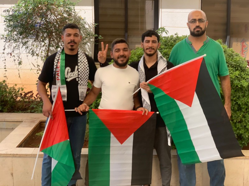 موظفو مستشفى صيدا الحكومي خلال الوقفة التضامنية ضد العدوان على غزة: إبادة جماعية ترتكب بحق الشعب الفلسطيني