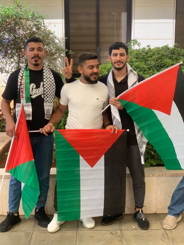 موظفو مستشفى صيدا الحكومي خلال الوقفة التضامنية ضد العدوان على غزة: إبادة جماعية ترتكب بحق الشعب الفلسطيني