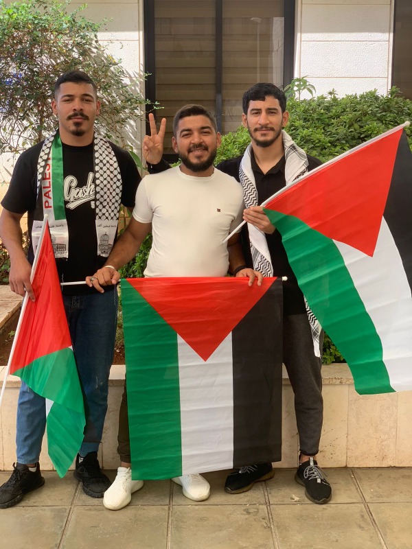 موظفو مستشفى صيدا الحكومي خلال الوقفة التضامنية ضد العدوان على غزة: إبادة جماعية ترتكب بحق الشعب الفلسطيني
