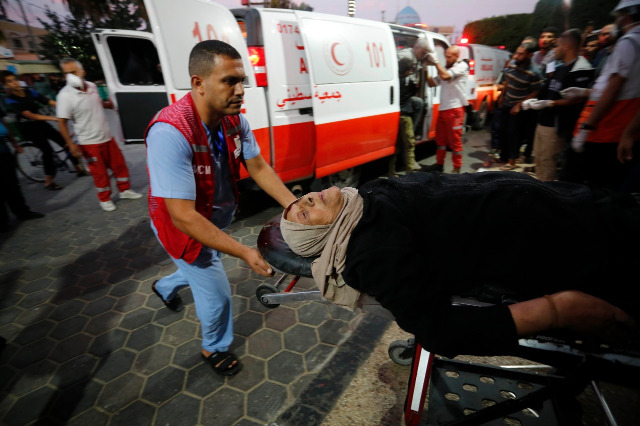 بالصور.. وصول شهداء من المدنيين فى دير البلح وسط قطاع غزة بعد قصف الاحتلال لمنزلهم