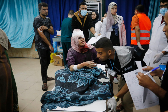 بالصور.. وصول شهداء من المدنيين فى دير البلح وسط قطاع غزة بعد قصف الاحتلال لمنزلهم