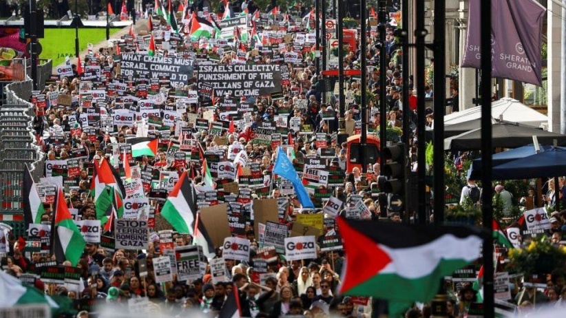 بالصور.. عشرات الآلاف يشاركون بمسيرة داعمة لفلسطين في بريطانيا