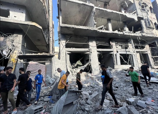 صور تظهر الدمار الهائل الذي لحق بسوق النصيرات وسط قطاع غزة