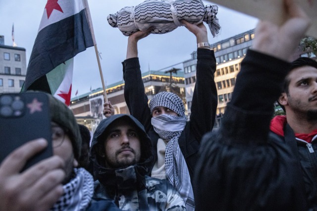 بالصور | الآلاف يتظاهرون في العاصمة السويدية ستوكهولم تضامناً مع فلسطين ورفضاً للهجوم الإسرائيلي على غزة