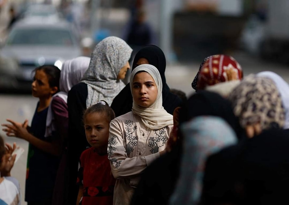 بالصور | زحمة مواطنين على شراء الخبز وسط نقص الإمدادات الغذائية والوقود في خان يونس جنوب قطاع غزة