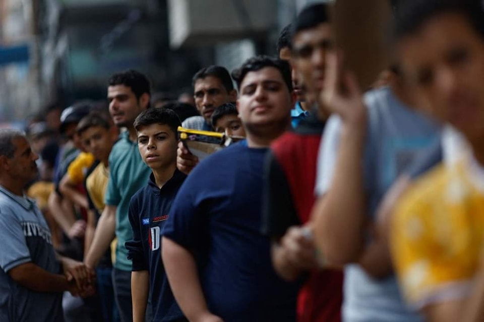 بالصور | زحمة مواطنين على شراء الخبز وسط نقص الإمدادات الغذائية والوقود في خان يونس جنوب قطاع غزة