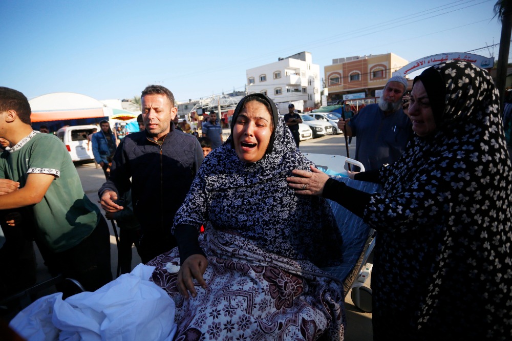 بالصور: وائل الدحدوح يلقي نظرة الوداع الأخيرة على عائلته