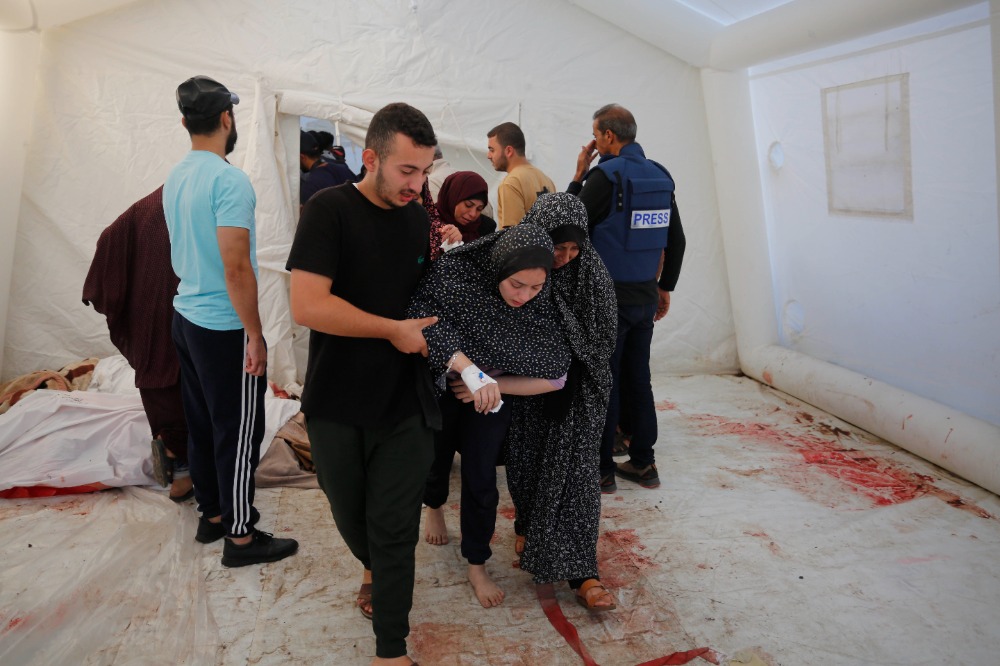 بالصور: وائل الدحدوح يلقي نظرة الوداع الأخيرة على عائلته