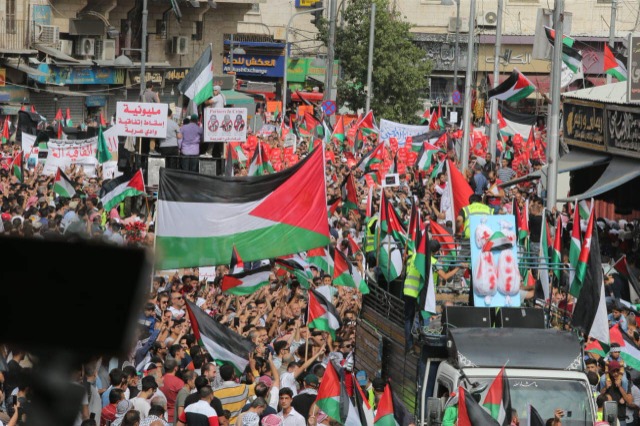 بالصور | عشرات الآلاف يتظاهرون في العاصمة الأردنية، عمان، نصرة لغزة ويطالبون بطرد السفير الإسرائيلي وإغلاق السفارة