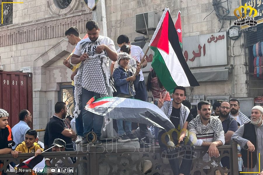 بالصور | عشرات الآلاف يتظاهرون في العاصمة الأردنية، عمان، نصرة لغزة ويطالبون بطرد السفير الإسرائيلي وإغلاق السفارة