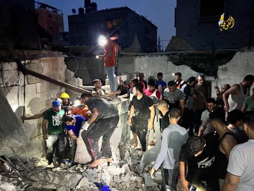 صور من عمليات البحث عن الشهداء والجرحى تحت ركام منزل مدمر في خانيونس