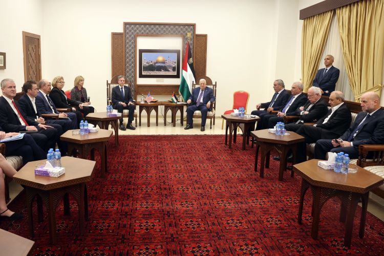 الرئيس عباس لدى استقباله وزير الخارجية الأميركي: نطالب بوقف العدوان على شعبنا والإسراع بتقديم المساعدات الإنسانية
