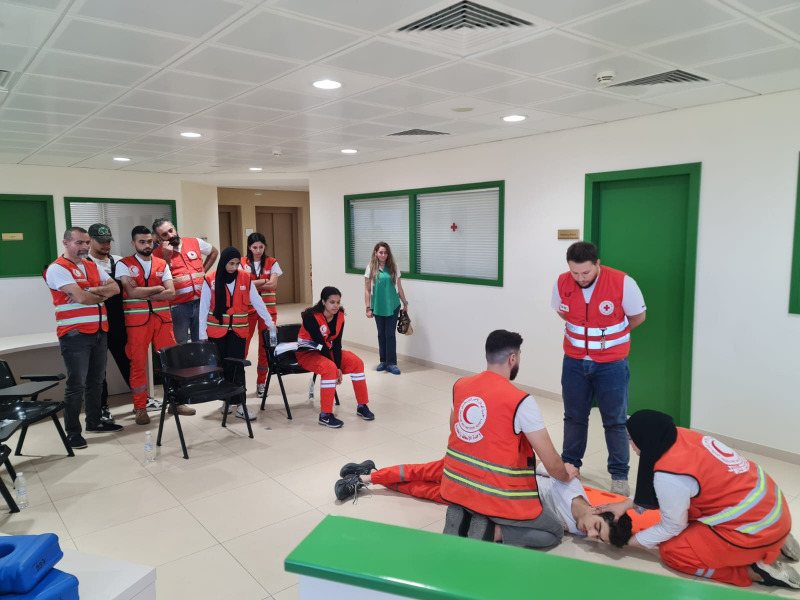 قائد وحدة الإسعاف والطوارئ في لبنان يتفقد تدريب المستجيب الأول في مركز تدريب "الصليب الأحمر اللبناني"