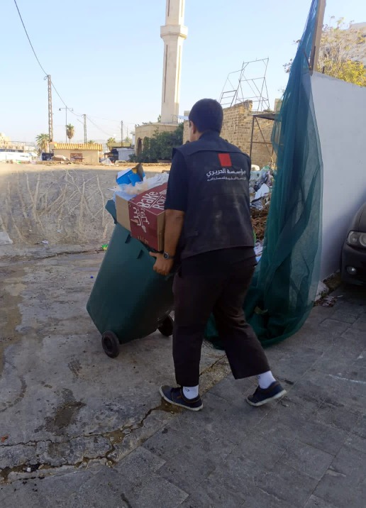 في إطار مبادرة أطلقتها لمؤازرة البلدية: فرق "مؤسسة الحريري" تواصل  أعمال كنس وجمع ونقل النفايات من صيدا القديمة