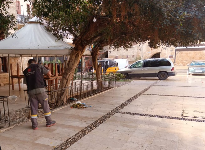 في إطار مبادرة أطلقتها لمؤازرة البلدية: فرق "مؤسسة الحريري" تواصل  أعمال كنس وجمع ونقل النفايات من صيدا القديمة