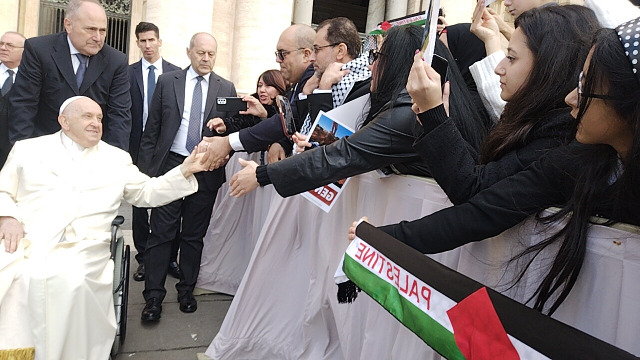الحبر الأعظم خلال لقاء وفد فلسطيني من غزة: نقف معكم ونصلي من اجلكم ونعمل على وقف اطلاق النار وانقاذ حياة الابرياء
