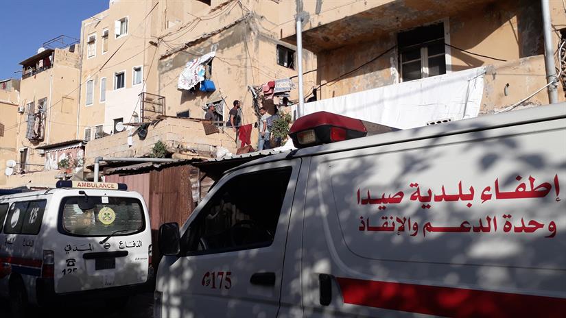 د. بديع يتابع أعمال الإنقاذ ورفع الانقاض من المبنى المنهار سقفه في صيدا