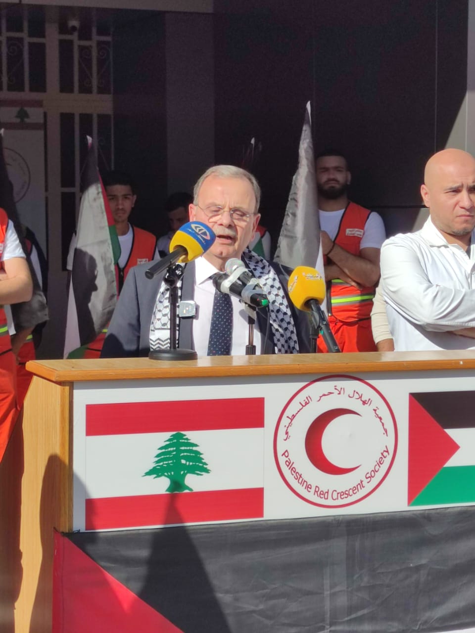 مستشفى الهمشري ومستشفى الراعي تنظمان وقفة تضامنية مع الطواقم الطبية والإسعافية في فلسطين