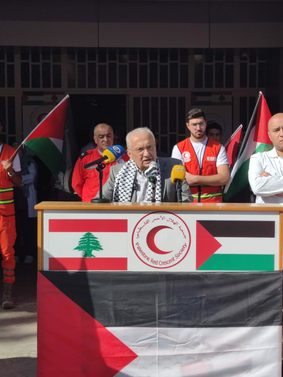 مستشفى الهمشري ومستشفى الراعي تنظمان وقفة تضامنية مع الطواقم الطبية والإسعافية في فلسطين