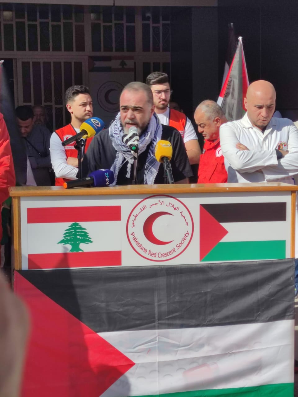 مستشفى الهمشري ومستشفى الراعي تنظمان وقفة تضامنية مع الطواقم الطبية والإسعافية في فلسطين