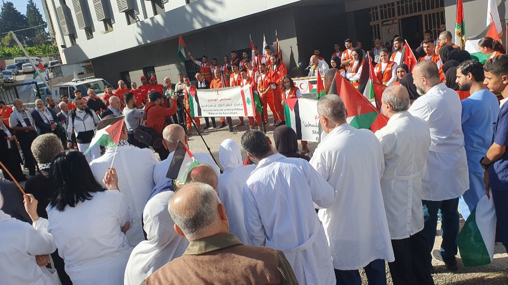 مستشفى الهمشري ومستشفى الراعي تنظمان وقفة تضامنية مع الطواقم الطبية والإسعافية في فلسطين