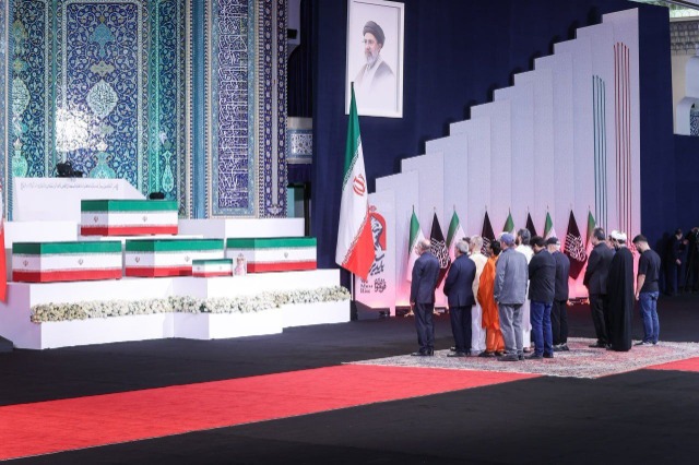 حشود دولية في طهران لوداع السيد علي خامنئي وسط استنفار أمني