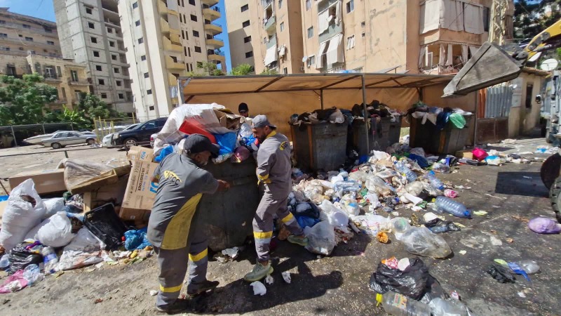 باشرت شركة NTCC رفع النفايات المتراكمة من شوارع صيدا، بعد إعادة فتح معمل معالجة النفايات الصلبة في سينيق، عقب إبلاغه بتسديد جزء من مستحقاته المالية لدى وزارة المالية غداً الإثنين