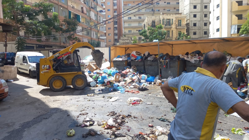 صيدا تبدأ إزالة النفايات المتراكمة بعد اعادة فتح المعمل